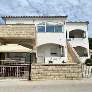 apartments-kristina-vir.hotelinzadar.com/